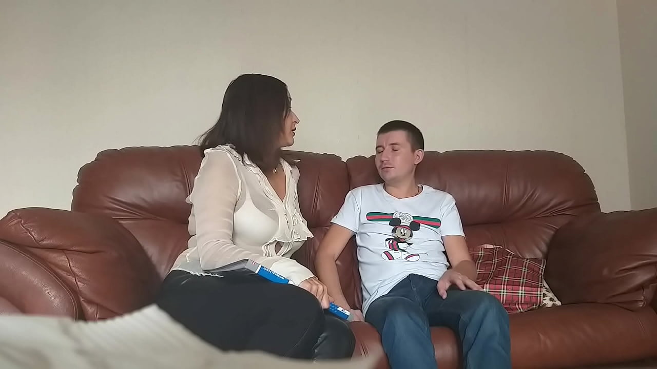 Une étudiante timide baise un professeur insatiable (Milf Alina Tumanova)