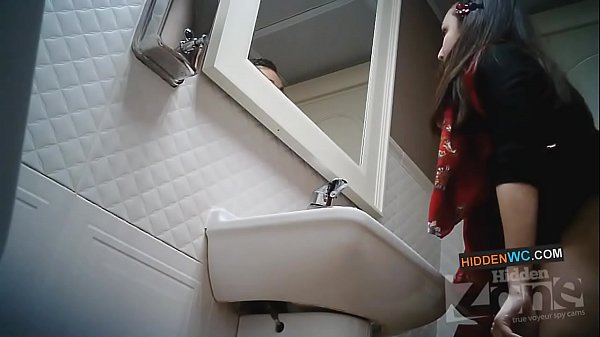 Vidéo de caméra cachée dans les toilettes des femmes (1)