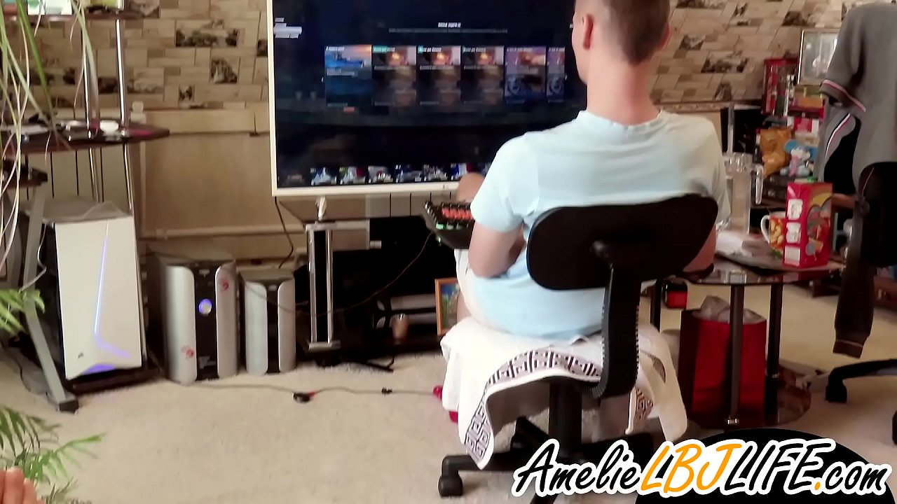 Une fille se masturbe avec un sex toy pour que son copain joue à des jeux d'ordinateur