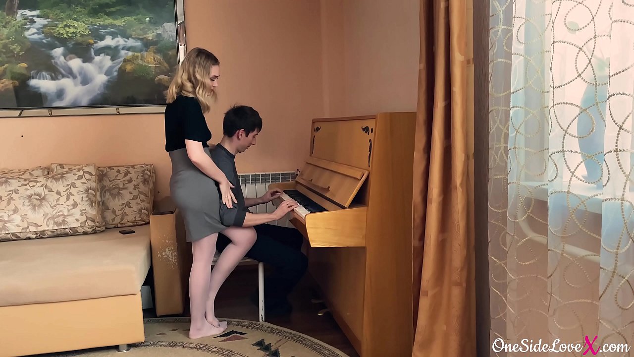 Un professeur de piano a sucé la bite de son élève et l'a baisé.