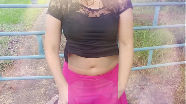 Jouer à la ferme, une vraie femme au foyer, une garce et son mari cocufiant dans la nature