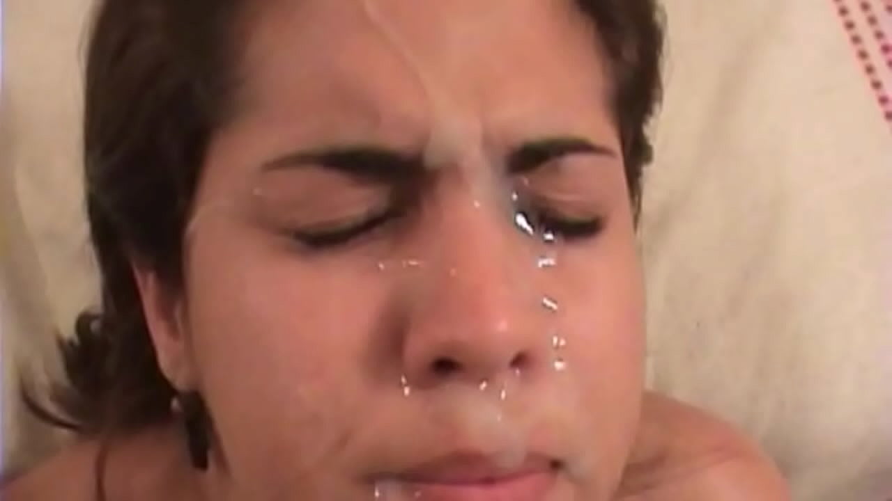 Une belle brune latine s'envoie en l'air