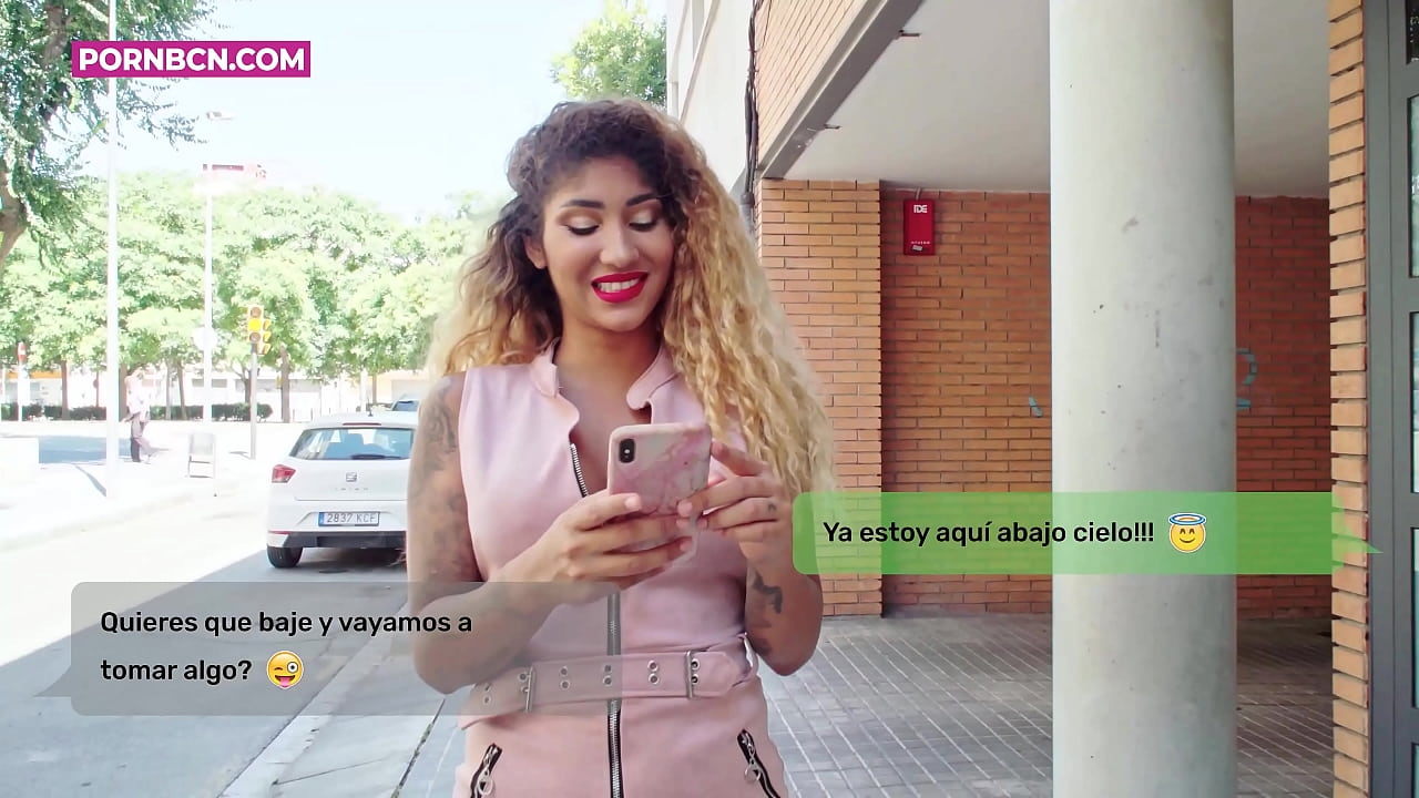 Femme infidèle sur le point de baiser fort son jeune amant pendant que son mari travaille. Latina avec des seins et un gros cul. Vénus Aphrodite.