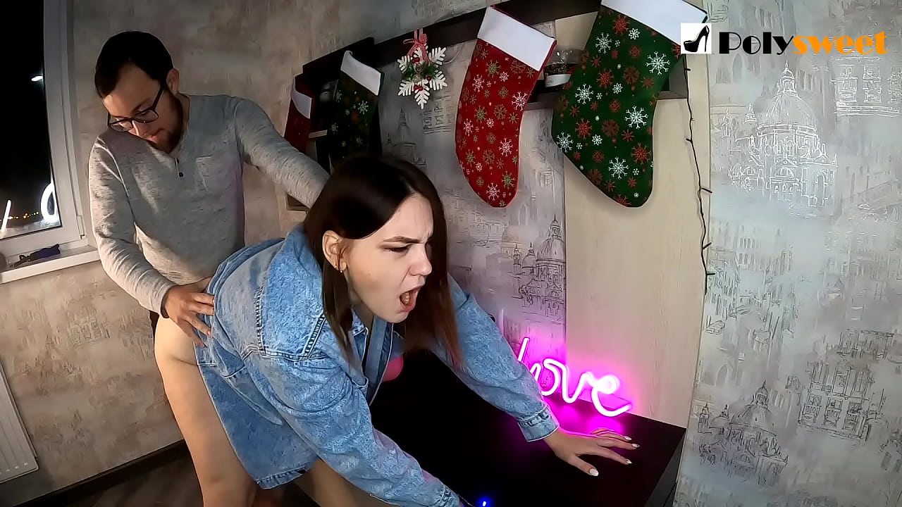 Ce type s'est amusé à baiser une jolie fille avec une queue de cheval dans le cul avec sa bouche et sa bite.