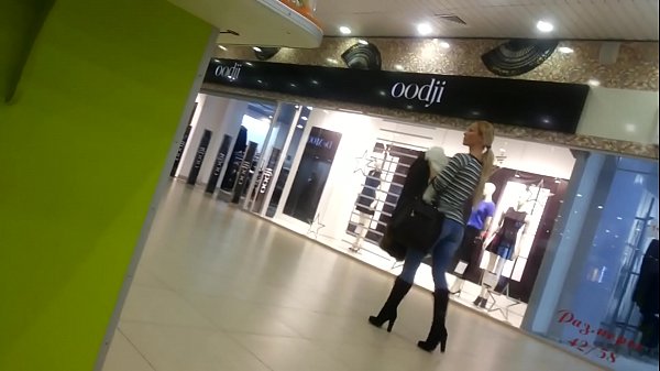 Une nana cool dans un supermarché.