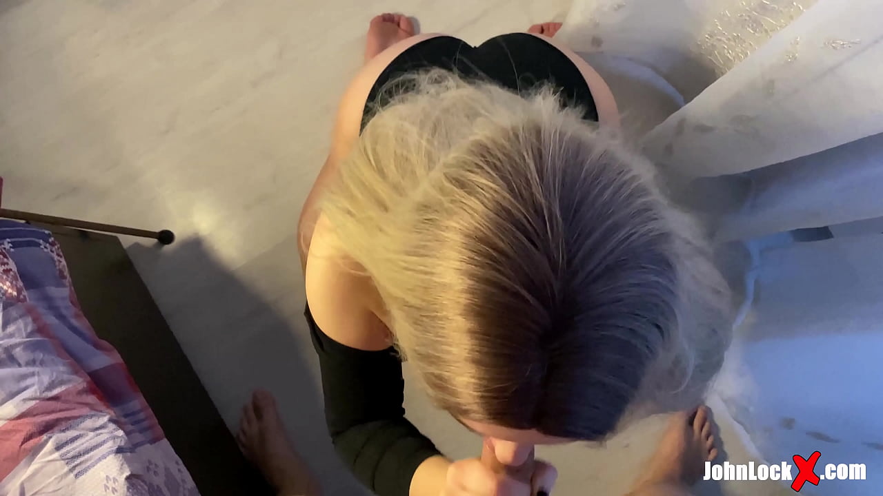 Une rousse suçant une bite et baisant, recevant du sperme sur son cul.